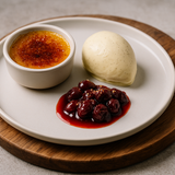 Tonkabohneneis mit Karamellcreme & glasierten Sauerkirschen im Zimtblütenwein