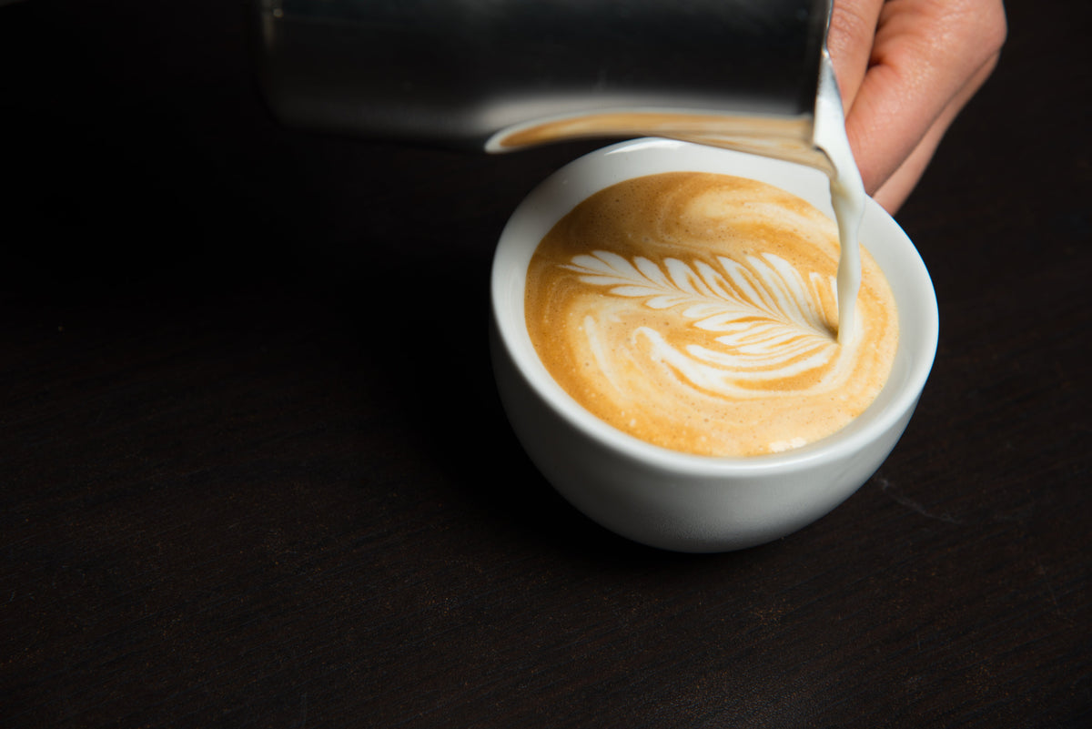 In dieser intensiven Schulung lernst Du, wie man feinporigen, cremigen Milchmikroschaum perfekt erzeugt – und anschließend gekonnt mit Motiven in die Tasse gießt.