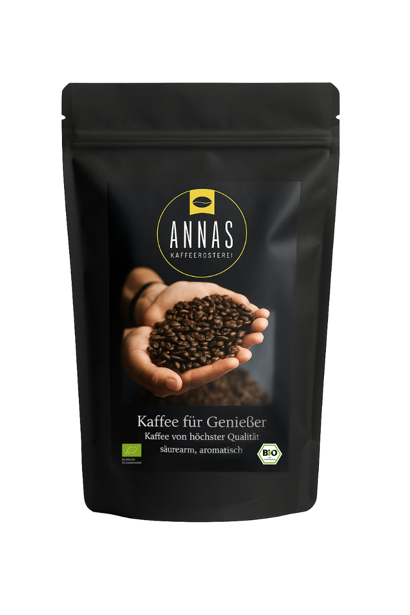 Annas Kaffeerösterei Bio-Kaffeebohnen, handverlesen und schonend im Trommelröster geröstet, in geöffneter Hand präsentiert